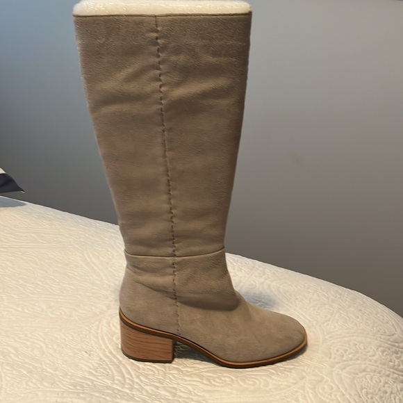 Gray suede boots - Picture 3 of 4